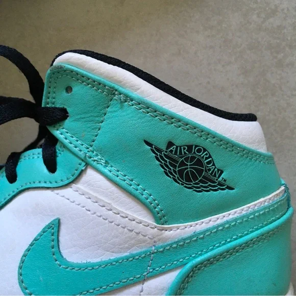 NIKE Air Jordan Mid Igloo Tropical Twist in Teal